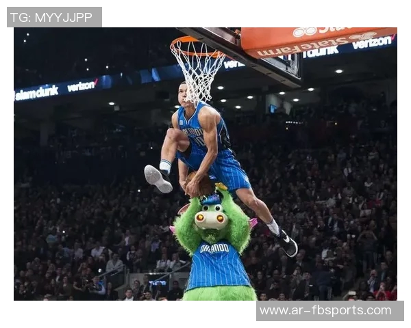 足球巨星挑战篮球极限 上演惊艳扣篮瞬间的精彩对决